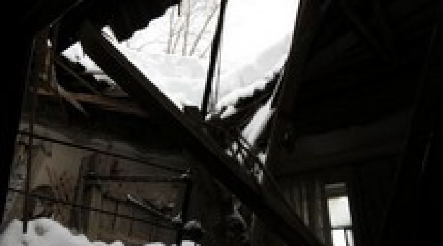 У жилого дома в Барнауле провалилась крыша