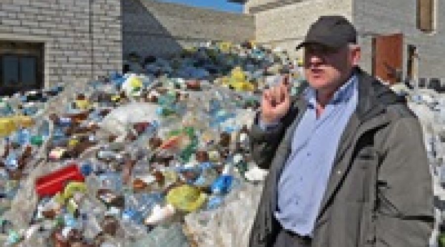 Зачем Виктор Рау собирает мусор поселка Октябрьский?