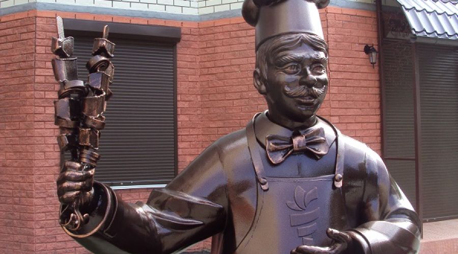 В Барнауле открыли первый в России памятник шашлычнику