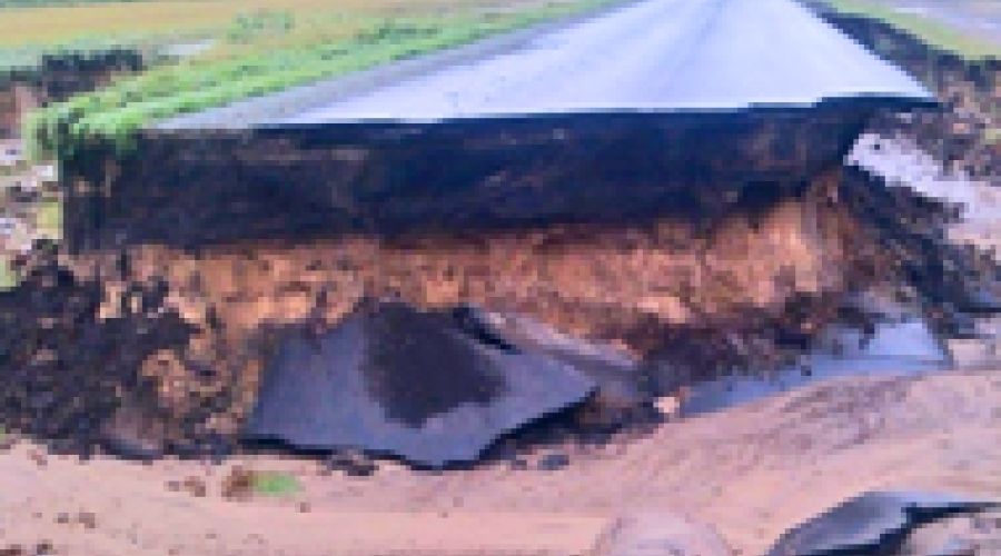 Река «пробила» алтайскую трассу