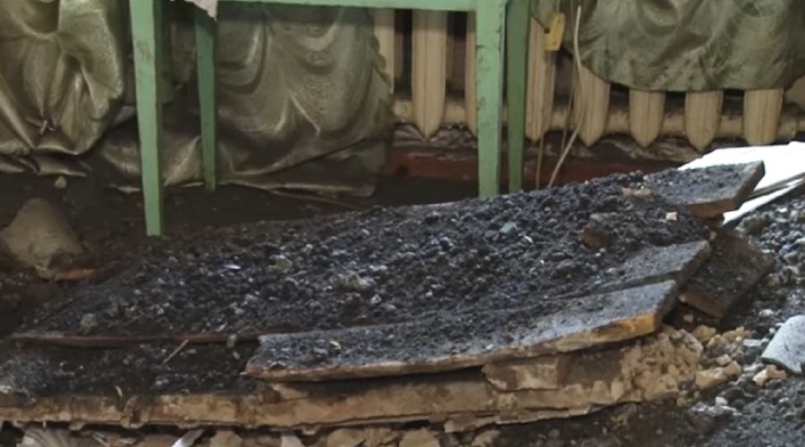 Жильцы ветхой двухэтажки в Новоалтайске боятся погибнуть под завалами после обрушения в одной из квартир