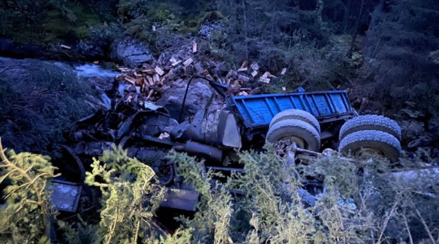 Грузовик оказался в кювете