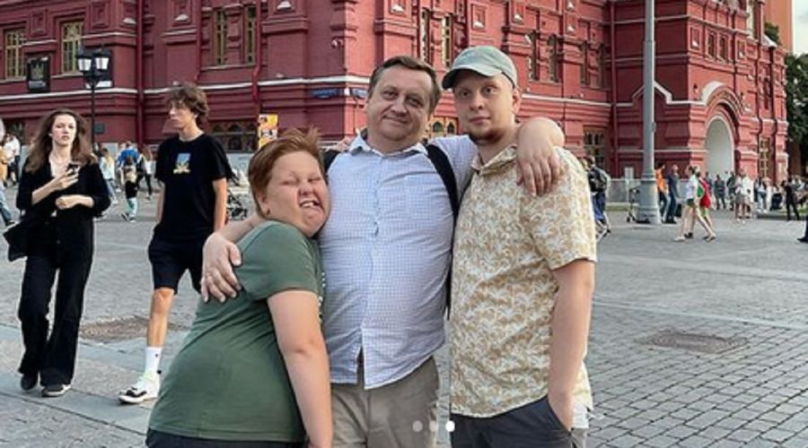 Максим Костенко проводит время с семьей