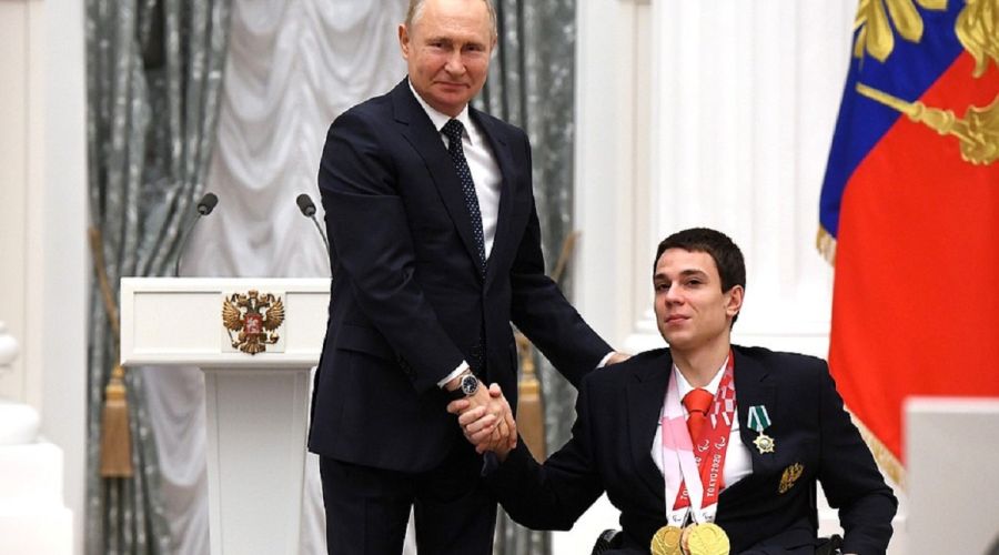 Владимир Путин сделал фото на память со спортсменом