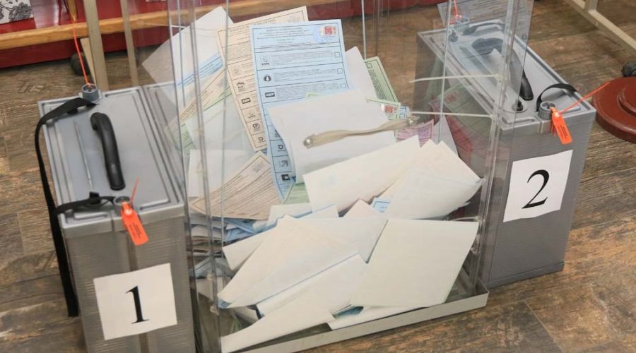 Коммунисты борются с единороссами за лидерство при подсчете первых итогов выборов в Алтайском крае