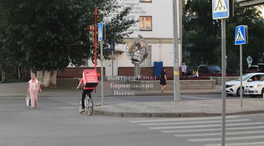 Возможность срыва исключена: барнаульские чиновники обещают за 20 дней обустроить пандус на оживленной улице