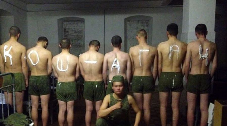 Роскомнадзор заблокировал в Сети страницу со скандальной «фотосессией» алтайских старослужащих на фоне «молодых»