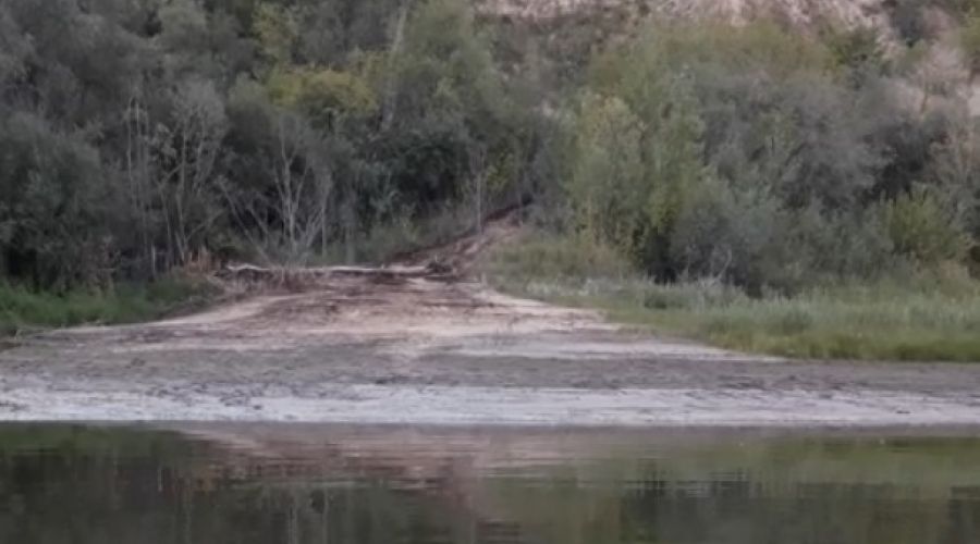 Источником радужной пленки на Оби в Барнауле могут быть старые разливы из хранилищ нефтебазы