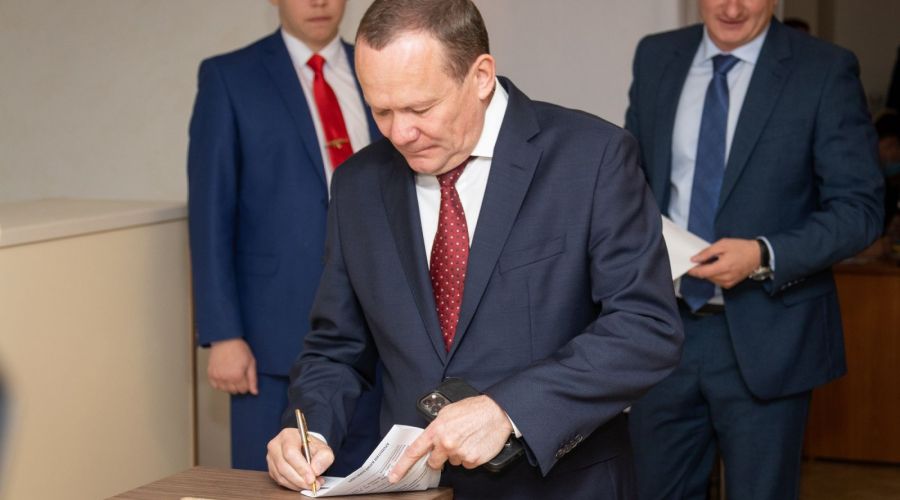 Передача «наследного» мандата Алтайского Заксобрания от избранного сенатором Виктора Зобнева может затянуться