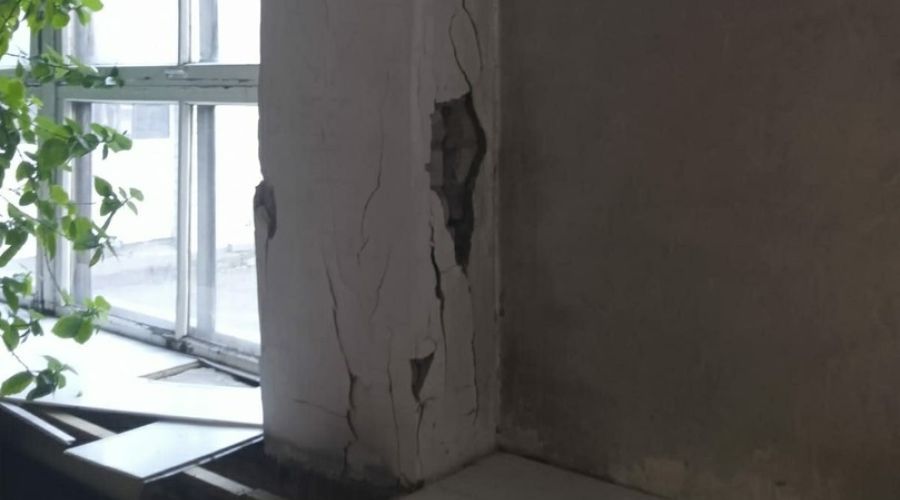 Колонна грозит обрушиться