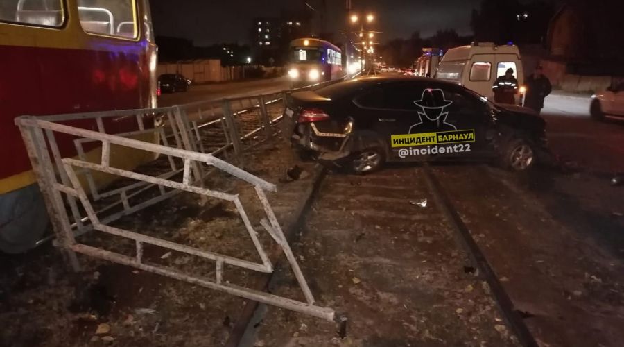 Ограждение тоже смяли