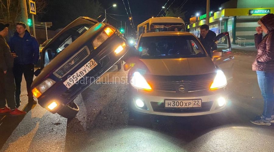 Легковушка попыталась «оседлать» соседний автомобиль во время ДТП в Барнауле