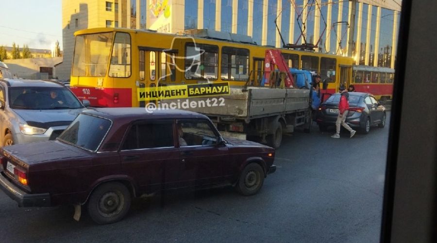 Перекресток был опасен для грузовиков с утра