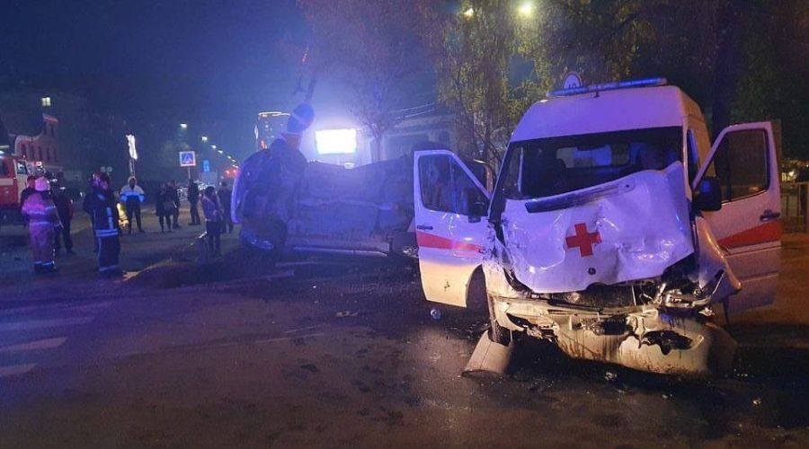 Машина медиков получила сильные повреждения