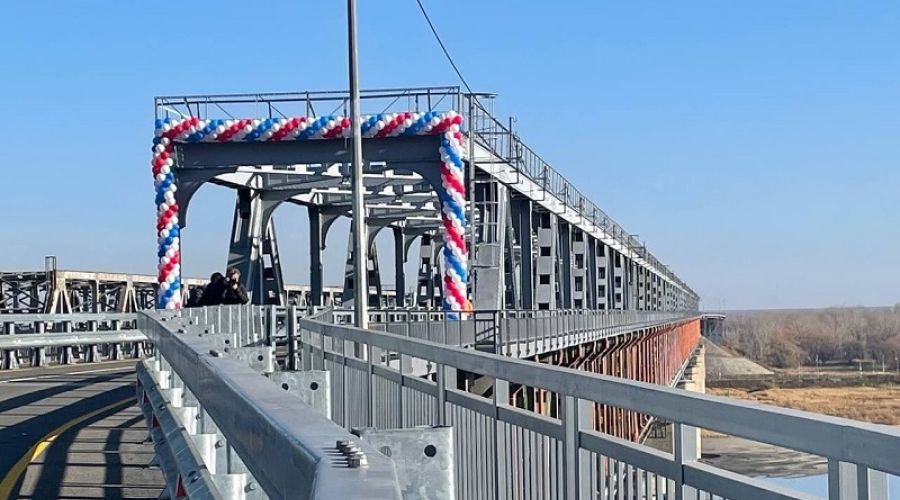 Перед открытием мост украсили