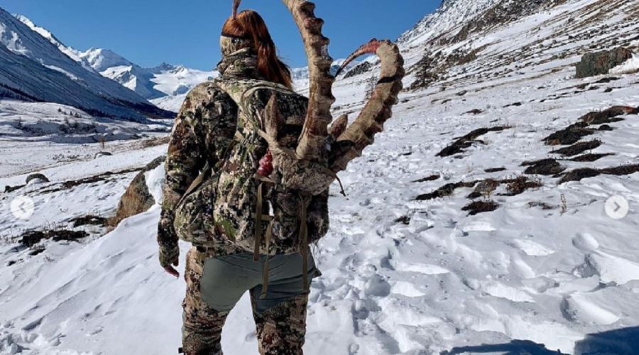 Убившая козерога в алтайских горах блогер-охотница из Москвы навлекла гнев общественности и проверку следкома