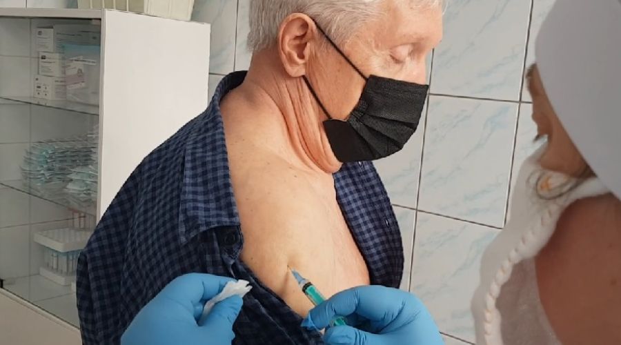 Александр Суриков ставит прививку