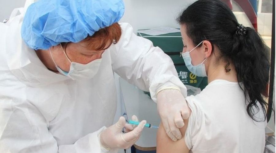 Вакцину теперь спешат поставить многие