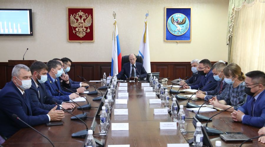 Власти Республики Алтай изучат мнение местных жителей о запрете охоты на редких козерогов