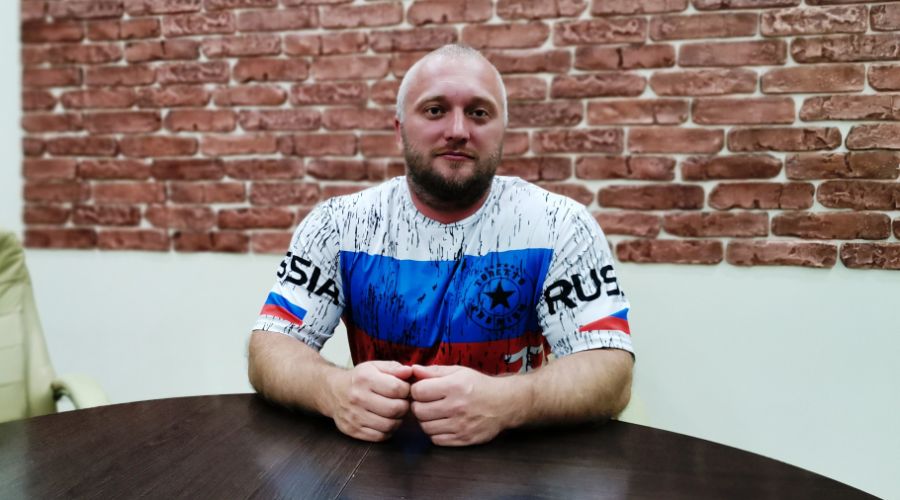 Владелец крупных торговых центров пошел в суд с иском против барнаульского депутата-силача