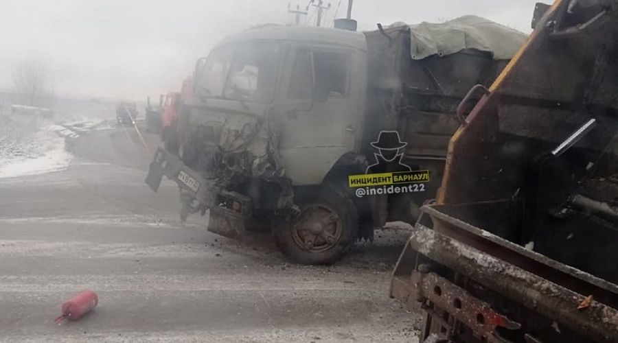 У полигона столкнулись мусоровозы