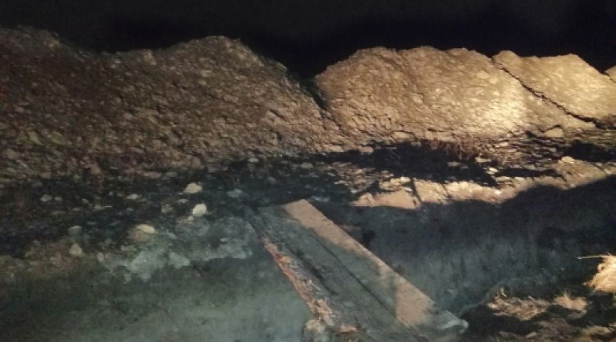 Траншея, куда провалились сельчане