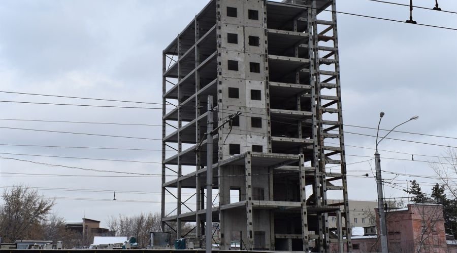 Знаменитый высотный недострой на проспекте Ленина в Барнауле наконец удалось пустить с молотка