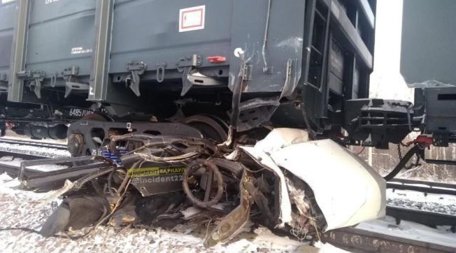 Смятое поездом авто