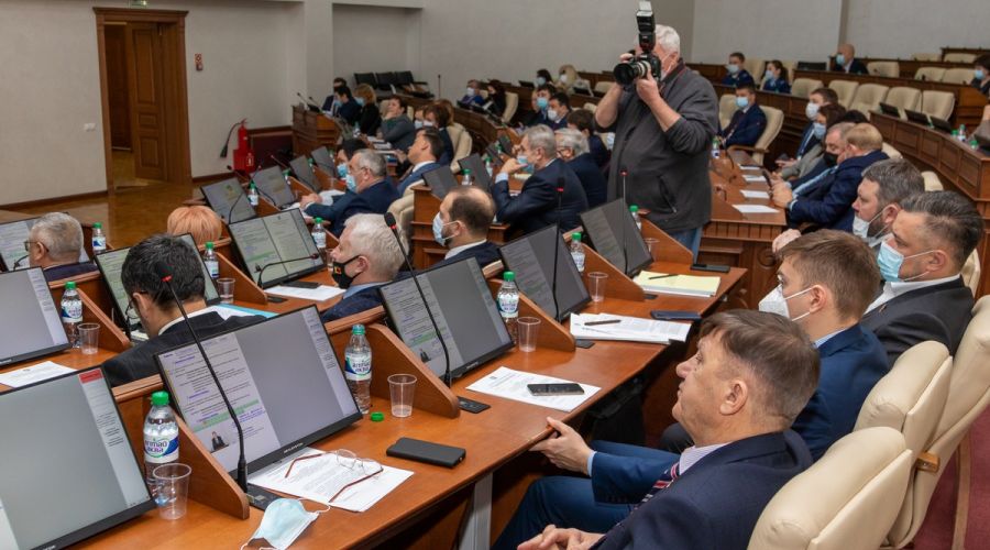 Алтайские депутаты со скрипом приняли «подросший» краевой бюджет и поспорили о введении QR-кодов